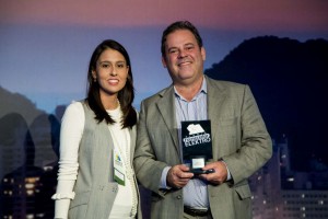 Eng. Paulo Sérgio - Diretor da Arborea Ambiental - Recebendo o Prêmio Fornecedor Elektro 2017